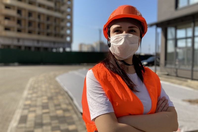 Construction worker wearing a medical mask on a construction site