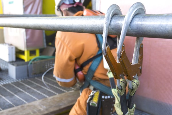 Working at height equipment, fall arrestor device for worker with double hooks for safety body harness on selective focus